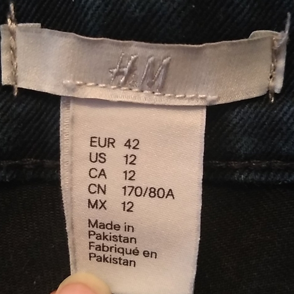 3/$15 H&M dark wash stretch tapered leg jeans - Picture 5 of 6